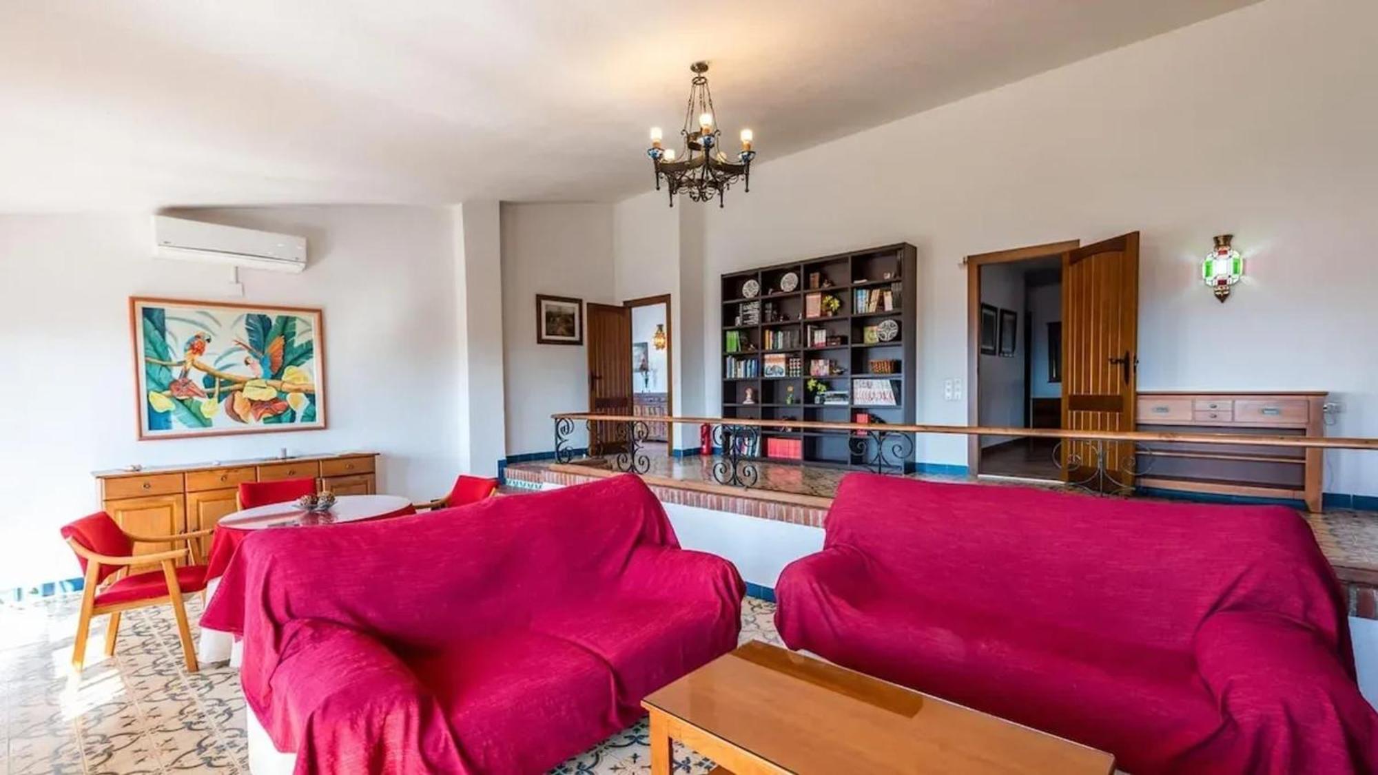 Spacious Villa With Private Pool In 莫纳奇尔 外观 照片