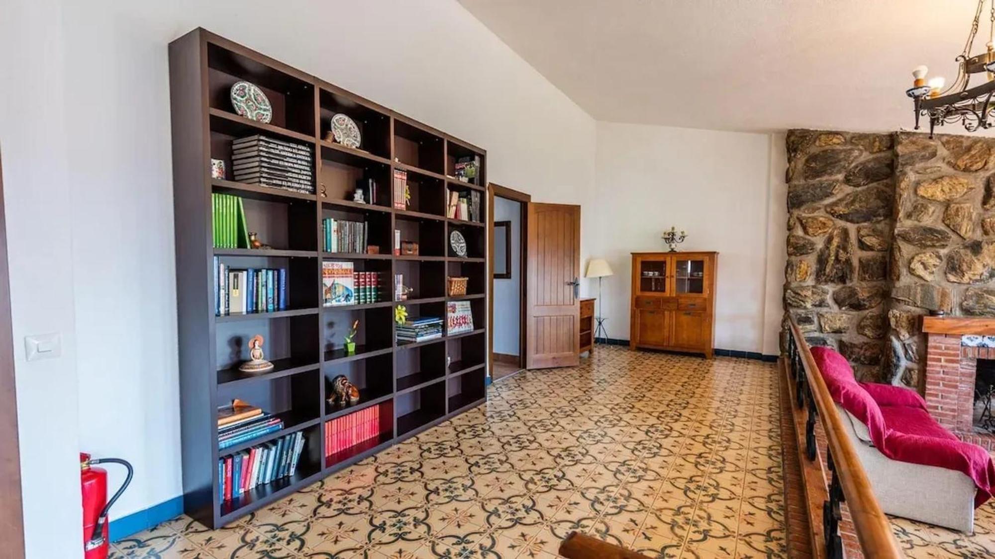 Spacious Villa With Private Pool In 莫纳奇尔 外观 照片